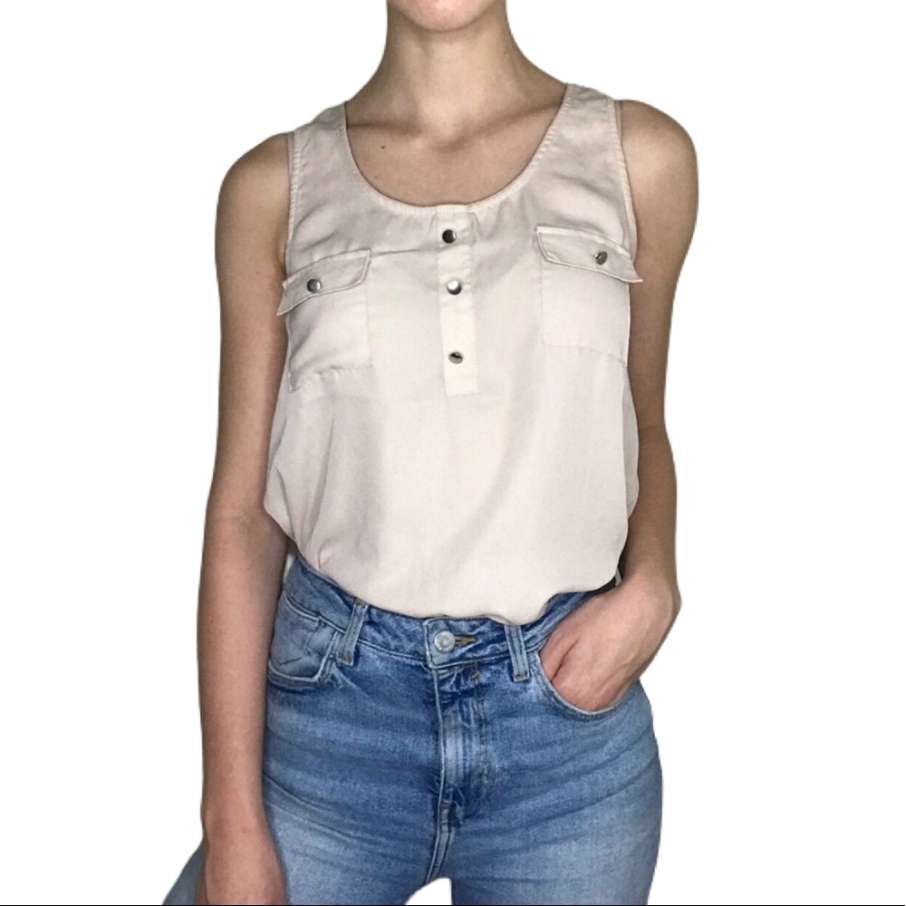 Sleeveless crew neck summer blouse with buttons